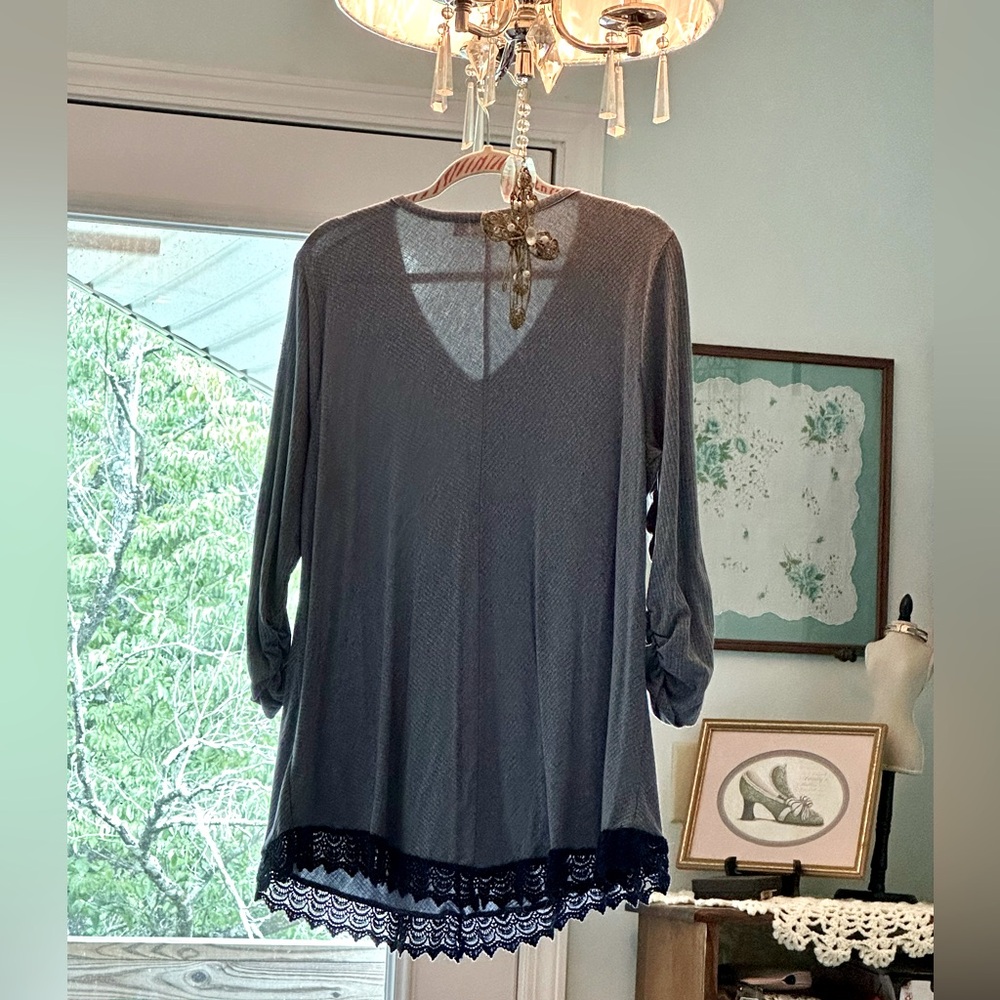 214.  KIM ROGER V-neck pullover w/ detailed hem & ruched 3/4 length sleeves 1X